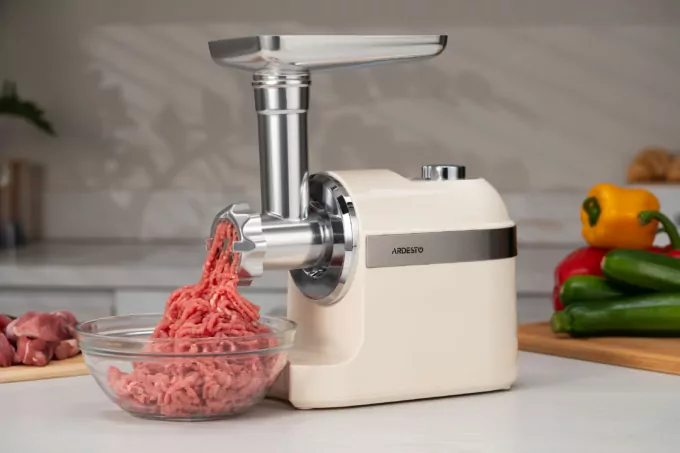 М’ясорубка Ardesto, 1800Вт, 2кг/хв, 3 решітки, насадка для ковбас, кеббе, пластик, бежево-сріблястий
