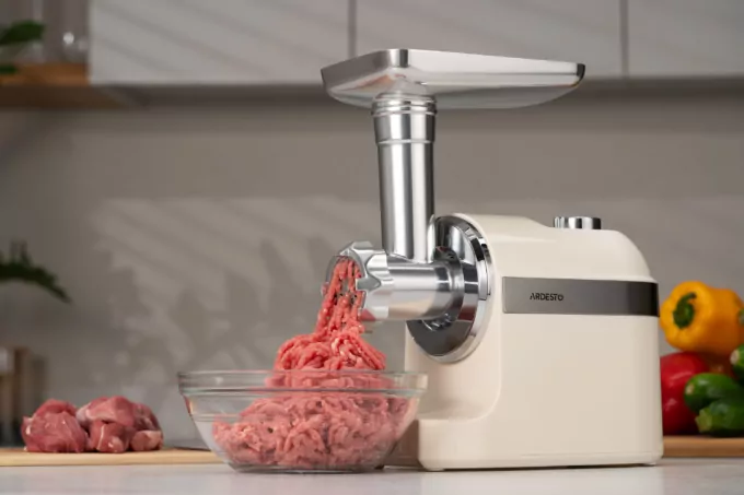 М’ясорубка Ardesto, 1800Вт, 2кг/хв, 3 решітки, насадка для ковбас, кеббе, пластик, бежево-сріблястий