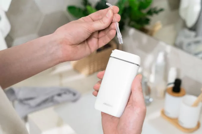 Ирригатор Ardesto портативний, чаша 140 мл, Li-ion аккум. в компл., белый